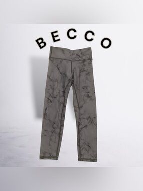 BECCO Gray/Black Marble
Size Small
